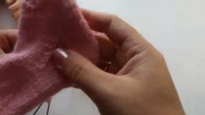 ВЯЖЕМ НОСОЧКИ.ЗАКРЫТИЕ МЫСКА ПЕТЛЯ В ПЕТЛЮ БЕЗ ПОМОЩИ ИГЛЫ.