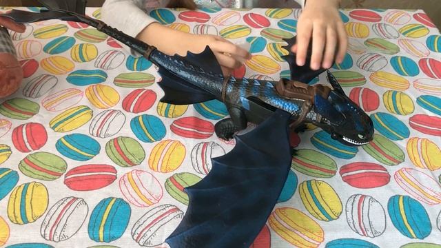 Обзор игрушки Беззубик из фильма Как приручить дракона-3 смотреть онлайн