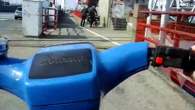 Schokkende inhaalactie met Benelli Bella 25 on topspeed - LOL смотреть онлайн