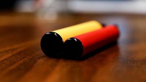 Смерти подростков и контрафакт: врачи объяснили необходимость запрета вейпов
