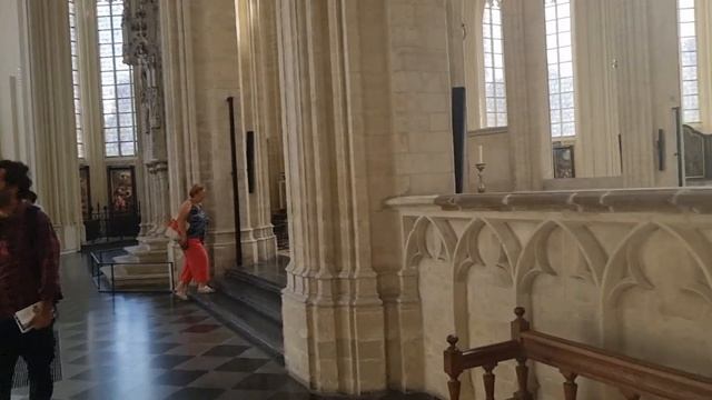 Прогулка по Leuven. Городская ратуша. Церковь святого Петра. Площадь университетской библиотеки.