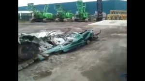 Супер тяжёлая техника давит машины