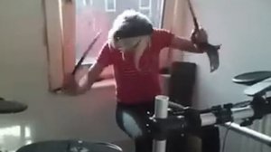 Девчёнка КЛАССНО играет на ударных!