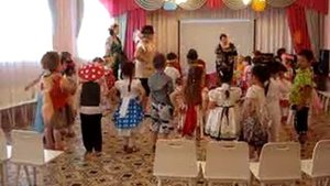 Утренник в садике, дети танцуют в хороводе