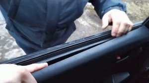 Как открыть заклинившую дверь автомобиля.