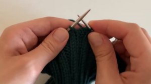 Вязаная шапка Тыковка спицами. Весенняя вязаная шапка. Вязание спицами шапки резинкой 2х2. Вязание