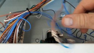 Духовой шкаф Ariston  FT 850 возник посторонний шум и перестала включаться. Устраняем проблему.