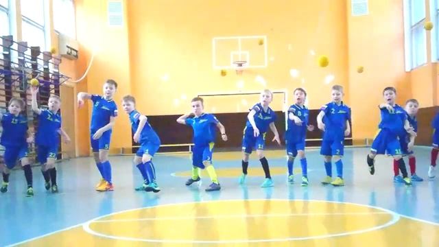 Игры: "Теннис ногами"+"Теннис гандбол" = младшие (ХОРОШЕЕ НАСТРОЕНИЕ - В ПАУЗАХ МЕЖДУ УПРАЖНЕНИЯМИ) смотреть онлайн