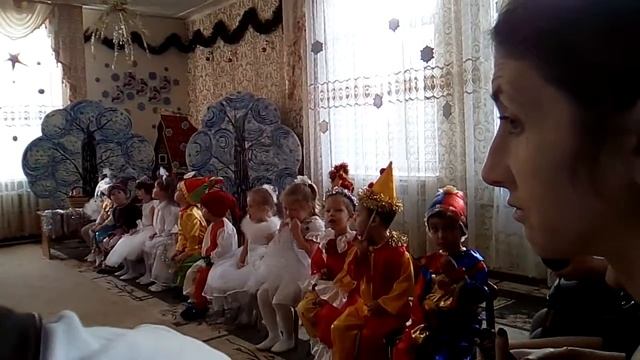 Алиса на утреннике в детском саду, танцует и рассказыват стих