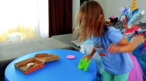 Амелька и Кукла ЛОЛ играют в Дочки-Матери! Почему домик оказался в Бассейне?