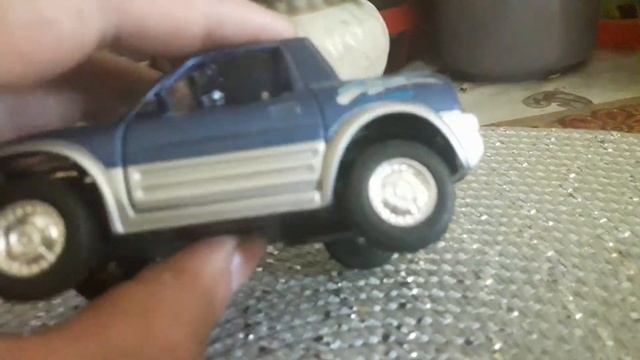 Обзор масштабной модели (1/32) от Kinsmart - Toyota RAV 4 Cabriolet смотреть онлайн