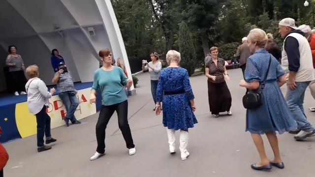 Синий синий иней лег на провода!!!??Танцы в парке Горького!!!??Харьков 2021 смотреть онлайн