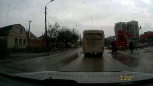 мужик дал по морде девушке.avi