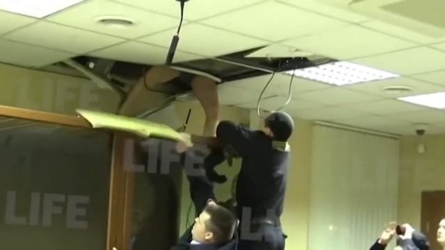 попытался сбежать из суда через потолок смотреть онлайн