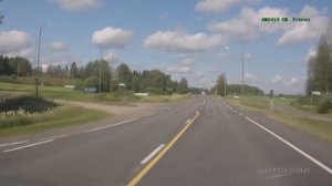 Deer running across the road in Finland / Олень бежит через дорогу в Финляндии