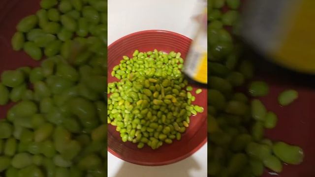 Steamed edamame for a healthy snack