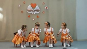 Девочки играют на ложках. Детский сад "Сударушка"