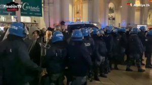 NO GREEN PASS, MILANO MANIFESTANTI CIRCONDATI DALLA POLIZIA IN PIAZZA DUOMO