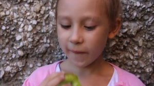 Девочка ест стекло!!