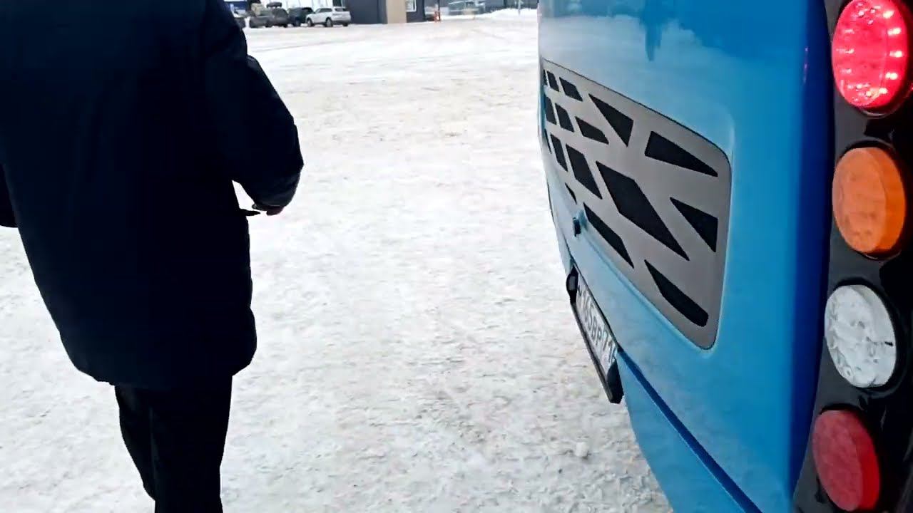 "Штепсель" (вилка, "папа" ) электробуса КамАЗ-6282 коннектится к розетке ("маме") зарядной станции