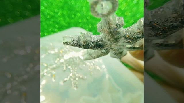 Новогодние снежинки из эпоксидной смолы | Демолдинг заливок из силиконового молда | SpicyPoe Bijou смотреть онлайн