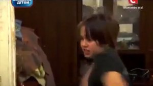 Вот что делает с детьми телефон.Её уже в психушку надо.