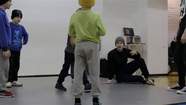 Преподаватели школы брейк-данса "Funky Art": Арина Богомолова смотреть онлайн