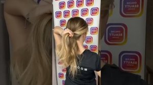 Мастер-класс прически хвост-наизнанку с мятным атласным бантиком