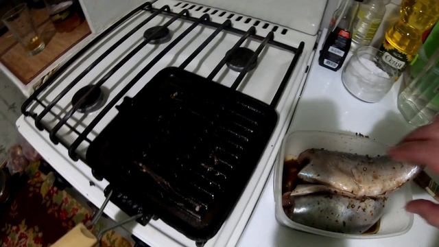 Скумбрия на сковороде гриль