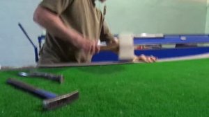 Сборка радиусного отлива на верстаке.