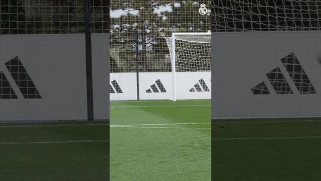 The perfect free kick doesn’t exi-   La falta perfecta no exist…#RMCity