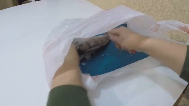 КАК ПОЧИСТИТЬ РЫБУ В КВАРТИРЕ, НЕ ИСПАЧКАВ ВСЕ ЧЕШУЁЙ!