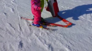 ГОРНЫЕ ЛЫЖИ ДЕТИ до 5 лет ЭМИЛИ  КАТАЕТСЯ НА ЛЫЖАХ  ПЕРВЫЙ РАЗ эмили кидс шоу в Логойске ЛОГОЙСК