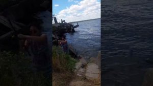 Рыбалка в Одессе ,первый раз ловит рыбу !Муж снимает