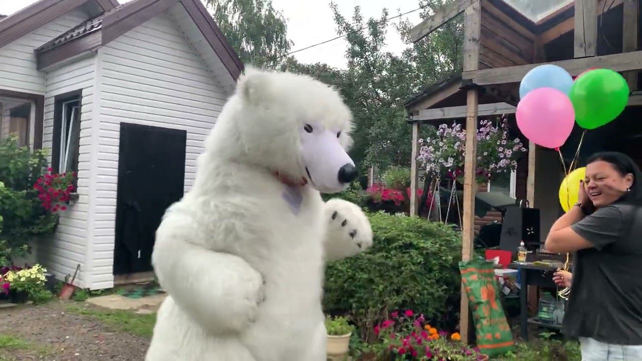 Сюрприз на Даче: Поздравление Женщины от Белого Медведя Аниматора! смотреть онлайн