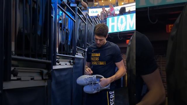 Doug McDermott offre une paire de baskets dédicacées à un groupe de fans de la NBA d’Omaha