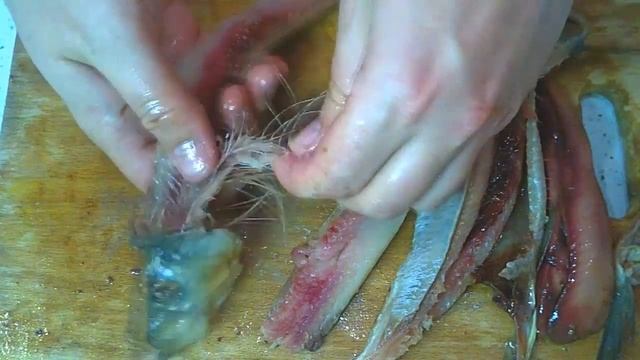 Самая быстрая разделка сельди без ножа / Fastest cutting herring without a knife
