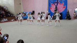 Танец снегурочек мамулечек)