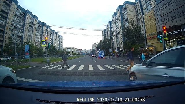 О411РЕ178 чуть не снёс зеркало и проехал запрещающий сигнал светофора. смотреть онлайн