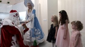 Новый год 2022. дед мороз и снегурочка пришли поздравить девочек