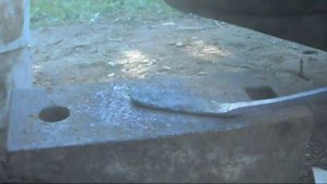 Ковка полукруглой стамески для резьбы