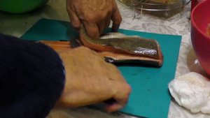 Какого цвета мясо форели с платного водоёма. Филерование форели. засолка.
