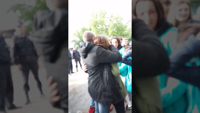 Парень уходит в армию, прощения с девушкой