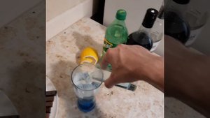 Коктейль голубая лагуна.Все очень просто ,можно и с сиропом.Пользуйся 🍹