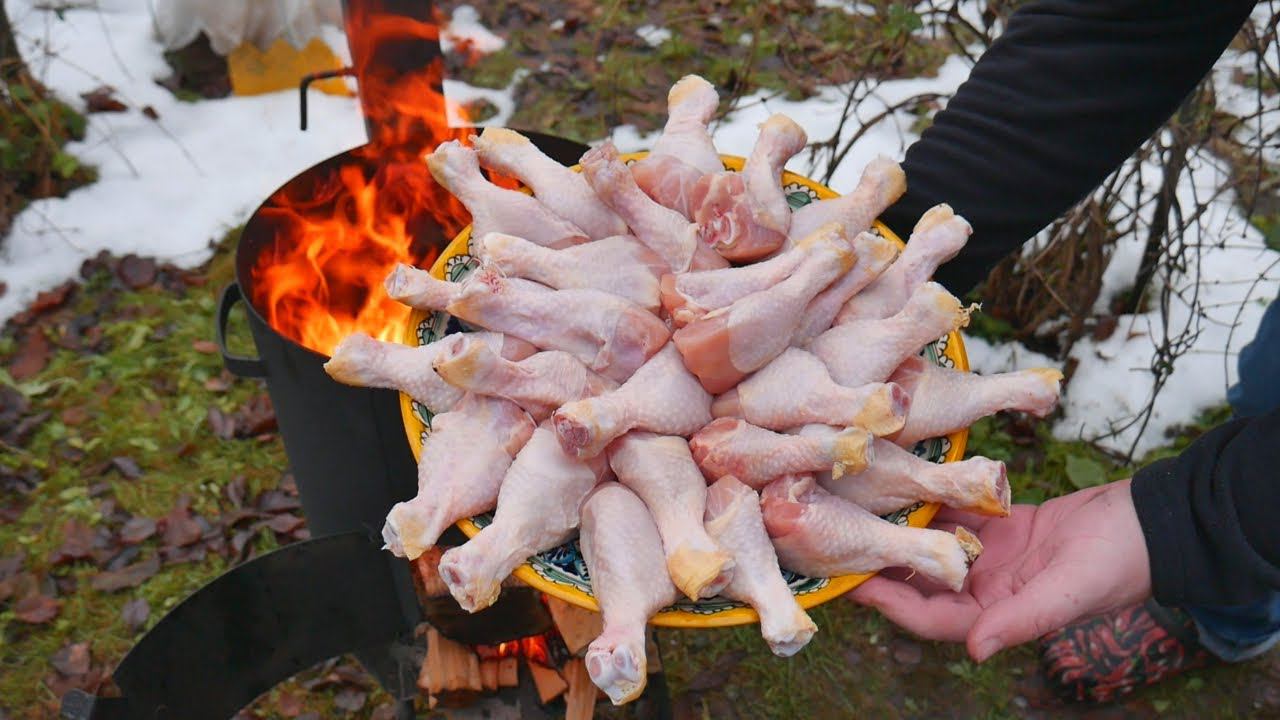 Кура видео. Кабардинские куры. Куриные ножки в казане. Курица в казане с сметане.