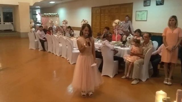 Сестрёнка поздравляет Сестру с днём свадьбы зал в слезах. смотреть онлайн