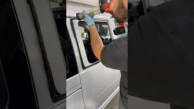 Tür Seitenscheibe an einem VW Caddy raustrennen + neu einkleben