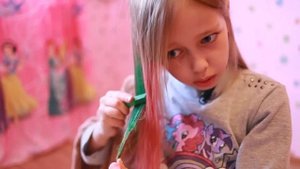 Маленькая Алиса Че красит волосы как у пони Радуга Rainbow