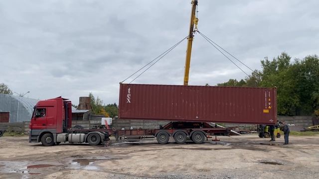 Погрузка контейнера на контейнеровоз