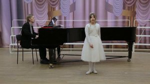 Народная норвежская песня "Песня путешественника",  Мусоргский "В углу".